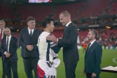 切費(fèi)林解釋了半天！隊(duì)長孫興慜捧杯沒有領(lǐng)到獎牌！