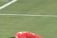 銅梁龍隊(duì)員白余濤抽筋倒地，為節(jié)省時(shí)間，忍痛爬出草坪接受治療