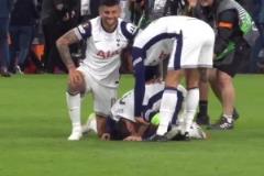 情緒激動！終場哨響后孫興慜趴跪在地痛哭，隊(duì)友安慰后將他拉起